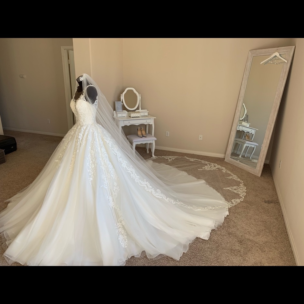 Gorgeous veil.